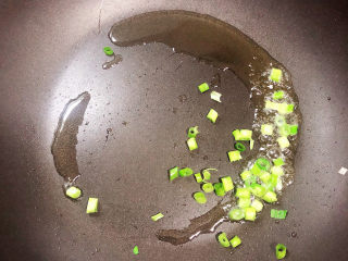 8、萝卜肉丸汤,锅中倒入少许油，加热至五成热，放入葱花。