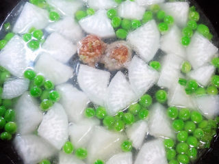 13、萝卜肉丸汤,边制作肉丸边下入锅中。