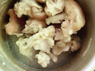 5、海带猪蹄汤,将水倒掉