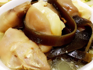 11、海带猪蹄汤,装入碗中