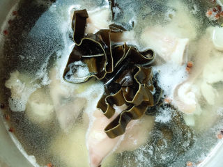 8、海带猪蹄汤,放入海带