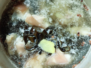 9、海带猪蹄汤,大火烧开后压20分钟