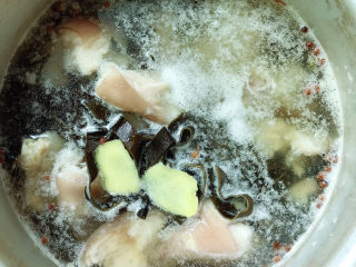 10、海带猪蹄汤,放盐煮5分钟