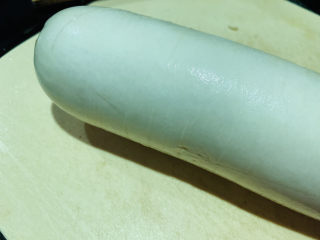 1、萝卜炖鸭肉,萝卜1根,清洗干净;