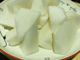 2、萝卜炖鸭肉,去皮,切大块;