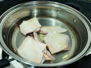 7、萝卜炖鸭肉,鸭肉冷水下锅;