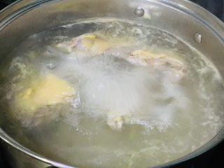 8、萝卜炖鸭肉,大火煮开;