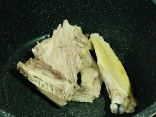 10、萝卜炖鸭肉,锅里加食用油,倒入鸭肉,炒香;