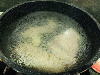 14、萝卜炖鸭肉,加清水;