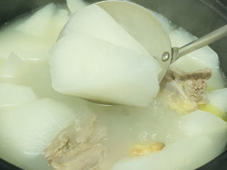 17、萝卜炖鸭肉,大约再慢炖半小时,汤汁浓白;