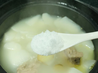 18、萝卜炖鸭肉,加少许盐;