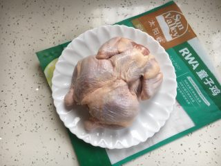 1、童子鸡鸡汤面,童子鸡提前解冻好。