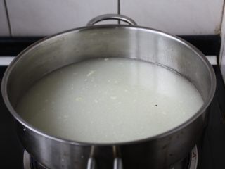 4、童子鸡鸡汤面,取煲好的童子鸡鸡汤，将汤煮开。