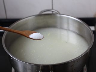 5、童子鸡鸡汤面,放入适量的盐调味。