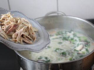 7、童子鸡鸡汤面,放入提前撕好的鸡丝肉。