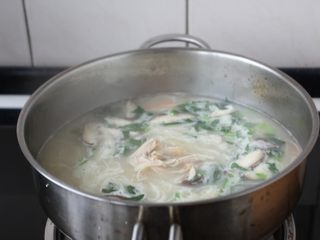 8、童子鸡鸡汤面,将所有食材煮开即可。