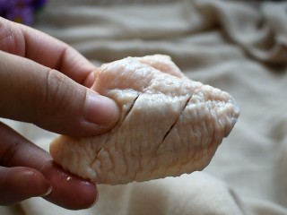 1、三汁焖锅,将鸡翅洗干净，正面划两刀