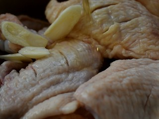 4、三汁焖锅,再倒入少许料酒