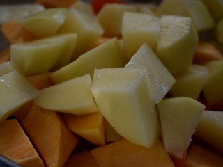 8、三汁焖锅,土豆、地瓜均去皮，切成块。