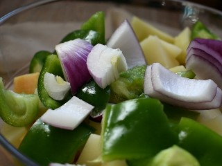 9、三汁焖锅,我还准备了青椒和洋葱。这里可以根据个人喜好添加配菜