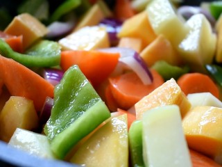 16、三汁焖锅,热锅冷油，将所有配菜丢进锅中翻炒