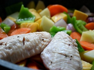 19、三汁焖锅,然后将鸡翅码放在配菜上