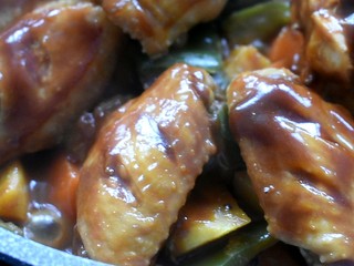 20、三汁焖锅,将调好的三汁刷在鸡翅上边。盖上锅盖焖煮15分钟