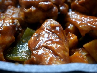 21、三汁焖锅,时间到后，再刷一遍酱。再盖锅盖焖煮5分钟就好了