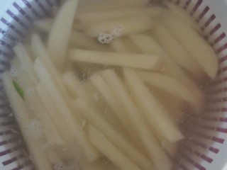 6、砂锅补气营养汤,土豆泡冷水30分去除淀粉