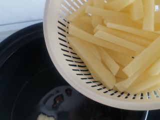 8、砂锅补气营养汤,下入土豆，翻炒一下