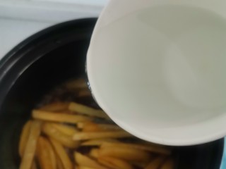 10、砂锅补气营养汤,加入大半锅的水