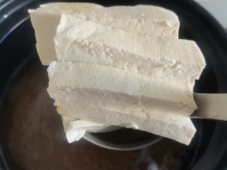 11、砂锅补气营养汤,然后下入豆腐