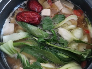 14、砂锅补气营养汤,下入切好油菜丝在煮3分钟就好了