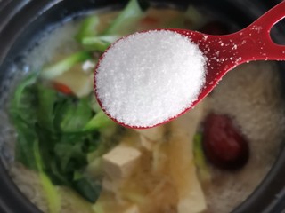 15、砂锅补气营养汤,加入盐