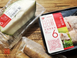 1、山药猪脚汤，充值你的胶原蛋白,准备好所有食材。