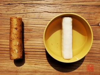2、山药猪脚汤，充值你的胶原蛋白,山药去皮泡盐水切片。