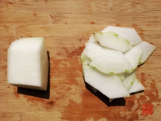 3、山药猪脚汤，充值你的胶原蛋白,冬瓜去皮切片。