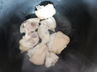 4、山药猪脚汤，充值你的胶原蛋白,猪脚煮熟捞出控水。