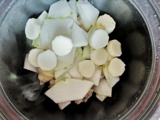 5、山药猪脚汤，充值你的胶原蛋白,锅中放油放入猪脚煸炒，再放入冬瓜及山药