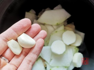 6、山药猪脚汤，充值你的胶原蛋白,加入蒜瓣。