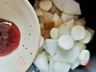 8、山药猪脚汤，充值你的胶原蛋白,放入蚝油，加200ml水开始煮炖，约45分钟。开盖享用喽～