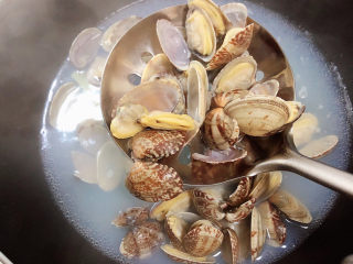 3、花蛤豆腐汤,开锅后捞出待用。