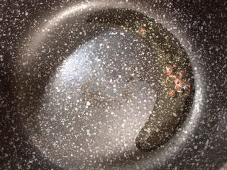 5、花蛤豆腐汤,砂锅中放入少量油，放入花椒煸香。