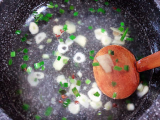 6、花蛤豆腐汤,再放入葱姜蒜翻炒均匀后，加入水500ml。