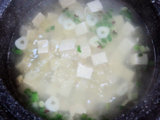 7、花蛤豆腐汤,烧开锅后，加入豆腐，大火烧开锅。