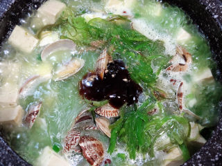 11、花蛤豆腐汤,放入调料，盐、蚝油、白胡椒粉。