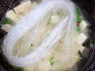 8、花蛤豆腐汤,再放入粉丝。