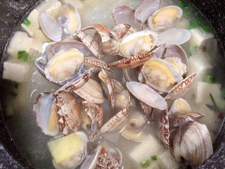 9、花蛤豆腐汤,开锅后放入花蛤。