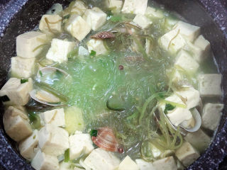 12、花蛤豆腐汤,烧开锅后，盖盖儿小火炖煮3-5分钟。
