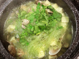 13、花蛤豆腐汤,撒上香菜，关火出锅了。